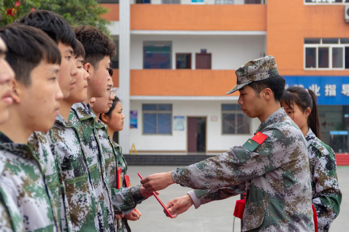 新華“三教三訓”之軍訓|揮灑汗水書寫迷彩青春！