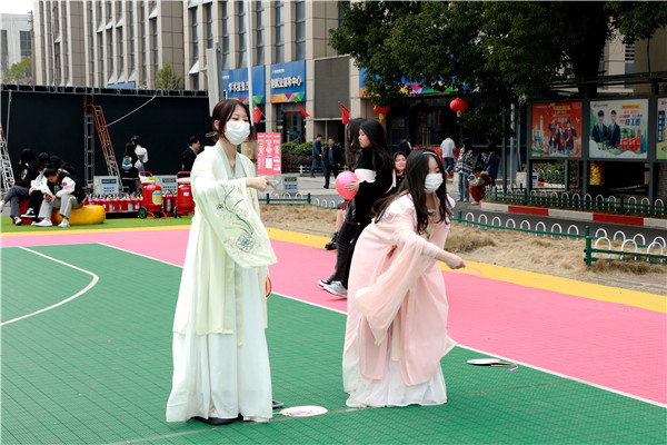 “三八”國際婦女節(jié)來臨，南京新華向所有女性致以節(jié)日最美好的祝福！